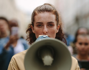 Mulher com megafone na mão
